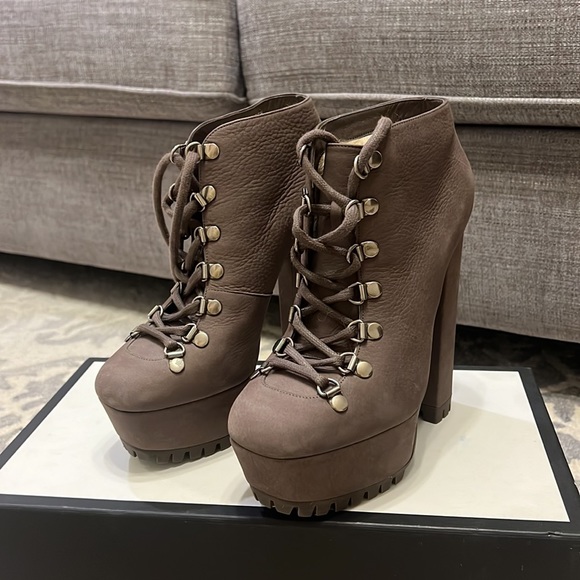 GUCCI Women’s Platform Fur Winter Boots. - Picture 7 of 10